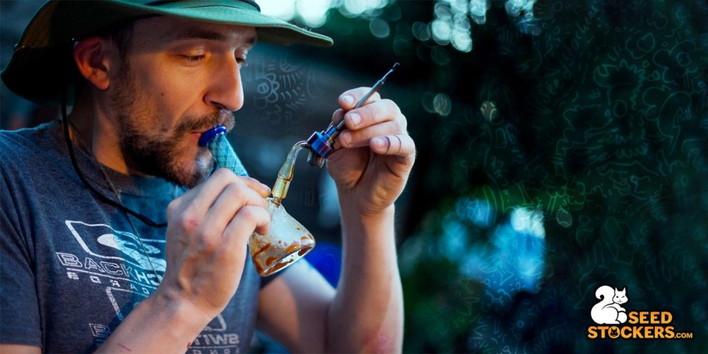 uomo-dabbing-cannabis
