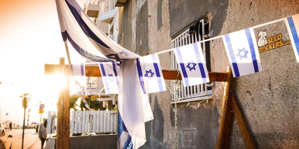 israele bandiere strada