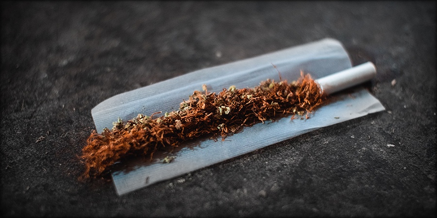 Common ways of mixing cannabis and tobacco